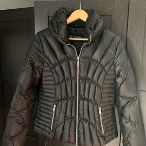Women’s Guess puffer jacket in black. Side zipper pockets and inside pocket.